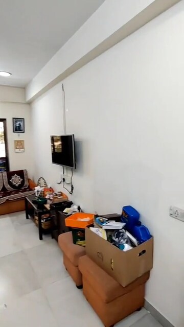 Parking in 1.5 BHK Apartment at Gujarati Society, Vile Parle East – for Rent