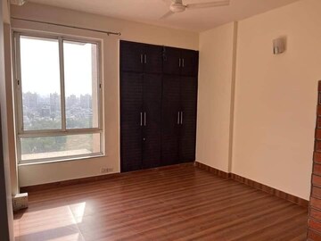 Room in 3 BHK Apartment at Unitech Fresco, Sector 50 – for Rent