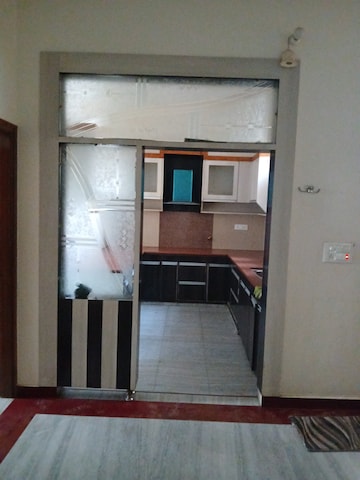 Room in 2.5 BHK Builder Floor at Sector 9 – for Rent
