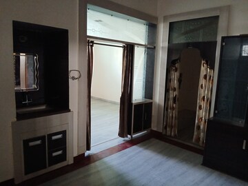 Room in 2.5 BHK Builder Floor at Sector 9 – for Rent