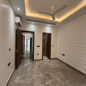 Room in 3 BHK Builder Floor at Sarvapriya Vihar – for Sale