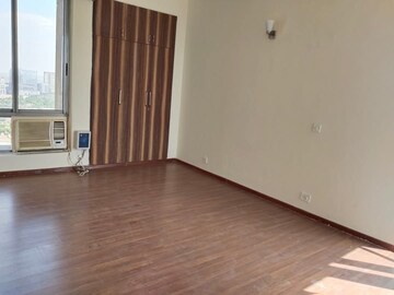 Room in 3 BHK Apartment at Pioneer Park Phase 1, Sector 61 – for Rent