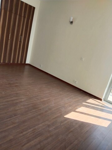 Room in 3 BHK Apartment at Pioneer Park Phase 1, Sector 61 – for Rent