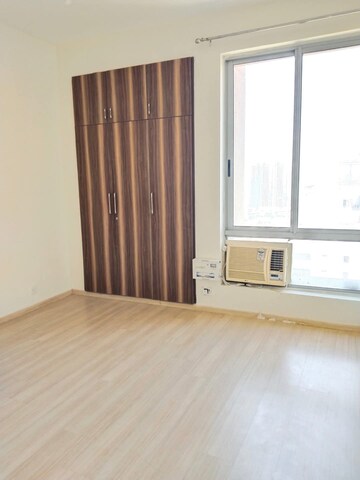 Room in 3 BHK Apartment at Pioneer Park Phase 1, Sector 61 – for Rent