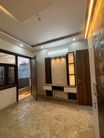 Room in 3 BHK Builder Floor at Dwarka Mor – for Rent