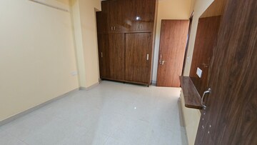 Room in 3 BHK Builder Floor at Sector 52 – for Rent