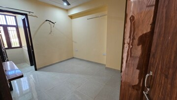 Room in 3 BHK Builder Floor at Sector 52 – for Rent