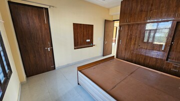 Room in 3 BHK Builder Floor at Sector 52 – for Rent