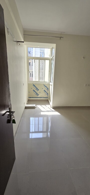 Room in 2 BHK Apartment at Wave Executive Floors, Wave City – for Rent
