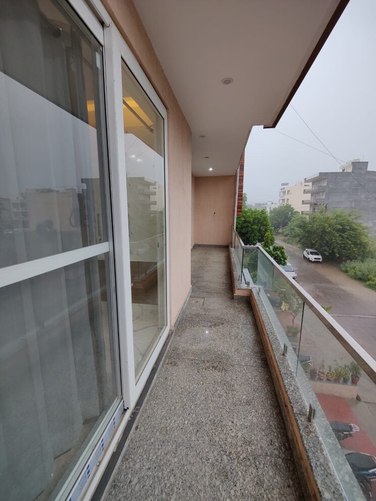Balcony, sas-tower 3 Bedroom 2200 Sq.Ft. Builder Floor In Sector 38 Gurgaon 8495931