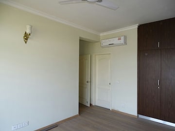 Room in 3 BHK Apartment at Raheja Navodaya, Sector 95 – for Rent