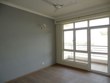 Room in 3 BHK Apartment at Raheja Navodaya, Sector 95 – for Rent