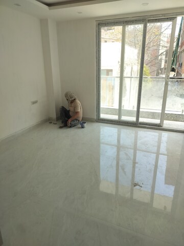 Room in 2 BHK Builder Floor at Sultanpur – for Sale