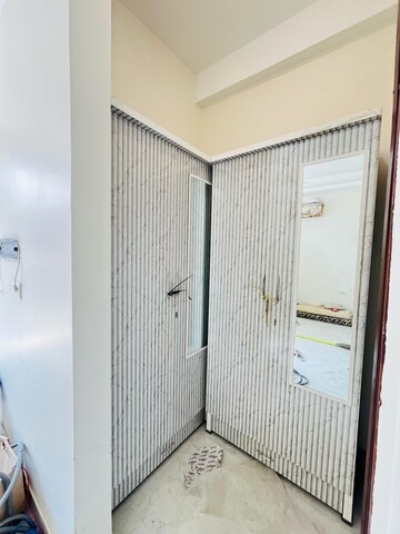 Room in Studio Builder Floor at Sector 52 – for Rent