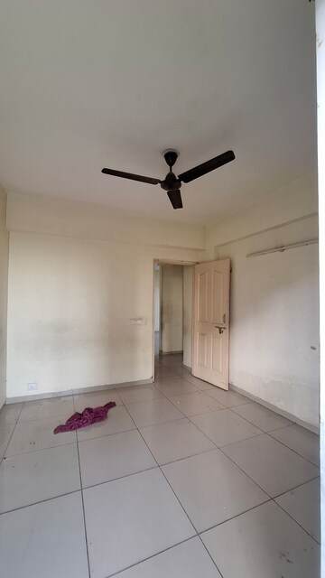 Room in 3 BHK Apartment at Wave Dream Homes, Wave City – for Rent