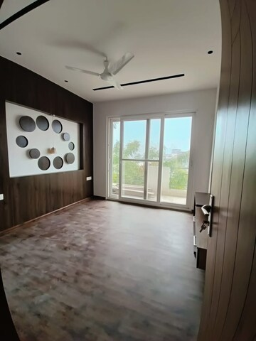 Room in 4 BHK Apartment at Sector 50 – for Sale
