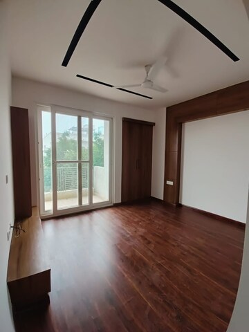 Room in 4 BHK Apartment at Sector 50 – for Sale