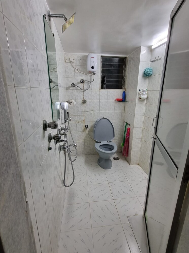 Bathroom, yashwant-chs 2 Bedroom 750 Sq.Ft. Apartment In Andheri West Mumbai 8496511