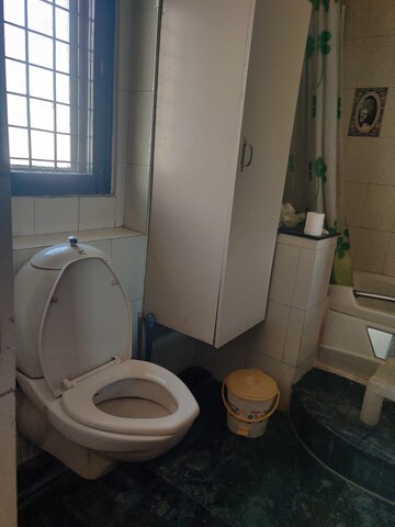Bathroom in 3.5 BHK Builder Floor at DLF City Phase IV, Dlf Phase iv – for Rent