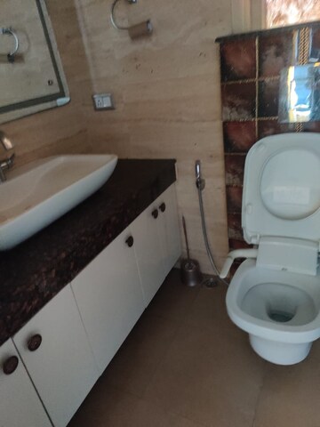 Bathroom in 3.5 BHK Builder Floor at DLF City Phase IV, Dlf Phase iv – for Rent