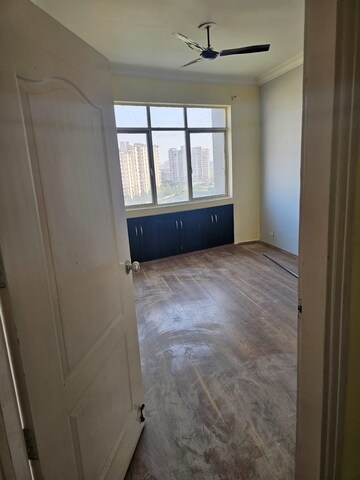 2 BHK Apartment For Rent in Raheja Vedaanta, Sector 108