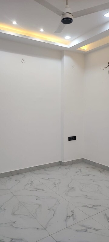 Room in 3 BHK Builder Floor at Puri Kohinoor, Sector 89 – for Rent