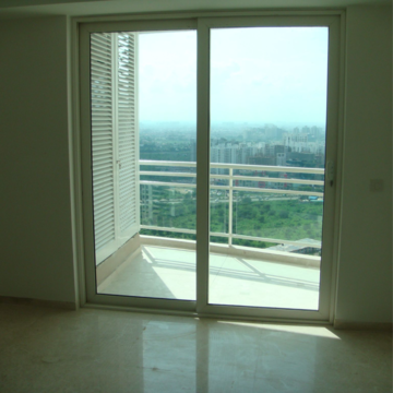 Room in 3 BHK Apartment at DLF Park Place, Dlf Phase V – for Rent