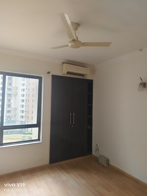 Room in 3 BHK Apartment at Unitech Fresco, Sector 50 – for Sale