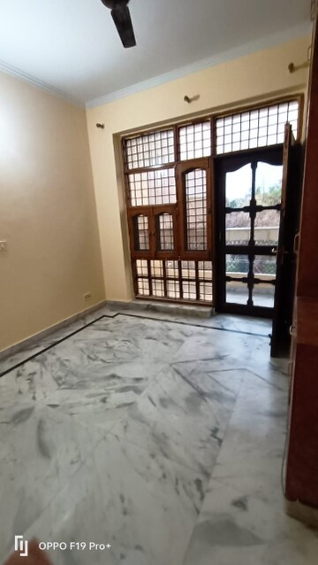 Room in 2 BHK Builder Floor at Sector 31 – for Rent