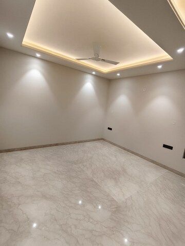 Room in 4 BHK Builder Floor at Sushant Lok Iii – for Sale