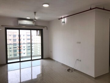 Room in 2 BHK Apartment at Sheth Vasant Oasis, Andheri East – for Rent