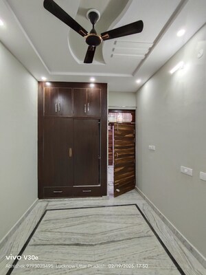 Room in 3 BHK Independent House at Jankipuram Extension – for Sale