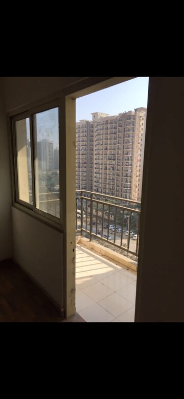 Room in 3 BHK Apartment at Aims Golf City, Sector 75 – for Rent