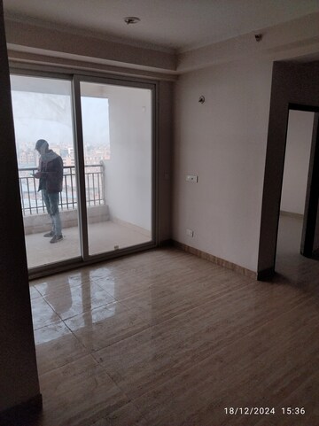 Room in 3 BHK Apartment at Amrapali Golf Homes, Sector 4, Greater Noida – for Sale
