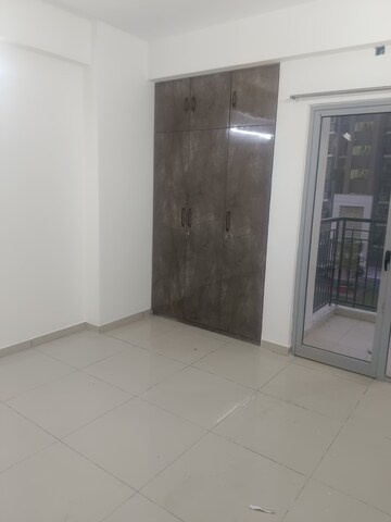 Room in 3 BHK Apartment at Gulshan Bellina, Sector 16 Greater Noida – for Rent
