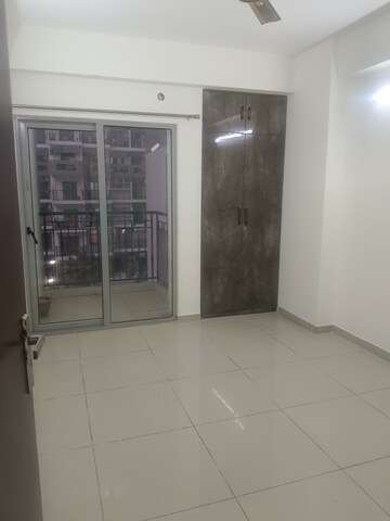 Room in 3 BHK Apartment at Gulshan Bellina, Sector 16 Greater Noida – for Rent