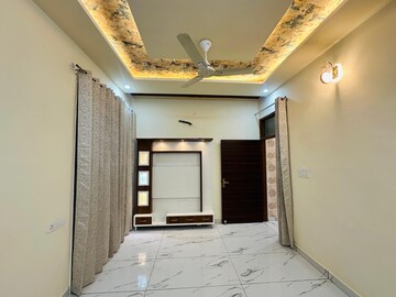 Room in 6 BHK Builder Floor at Noida Central – for Sale