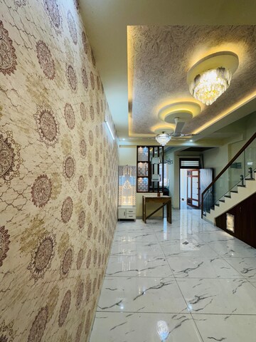 Room in 6 BHK Builder Floor at Noida Central – for Sale