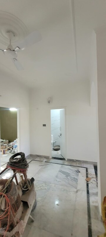 Room in 2.5 BHK Builder Floor at Omicron 1a Greater Noida – for Rent