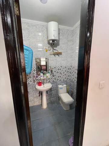 Building Lobby in 3 BHK Builder Floor at Sector 29 – for Rent