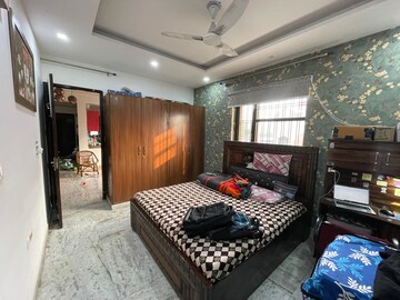 Bedroom in 3 BHK Builder Floor at Sector 29 – for Rent
