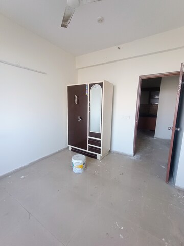 Room in 2.5 BHK Apartment at Mahagun Mywoods, Sector 16c Greater Noida – for Rent