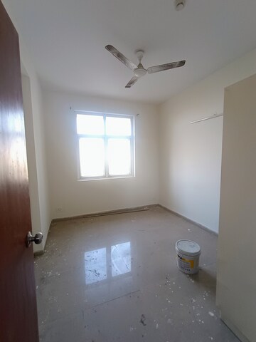 Room in 2.5 BHK Apartment at Mahagun Mywoods, Sector 16c Greater Noida – for Rent