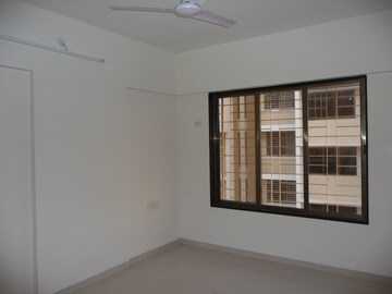 Room in 2 BHK Apartment at Rustomjee Regal, Dahisar West – for Rent