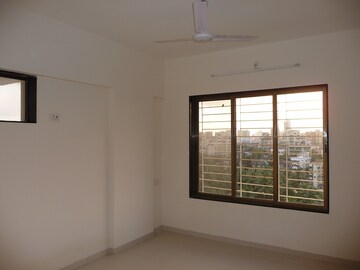Room in 2 BHK Apartment at Rustomjee Regal, Dahisar West – for Rent