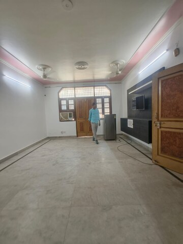 Room in 2 BHK Builder Floor at Paryavaran Complex – for Rent