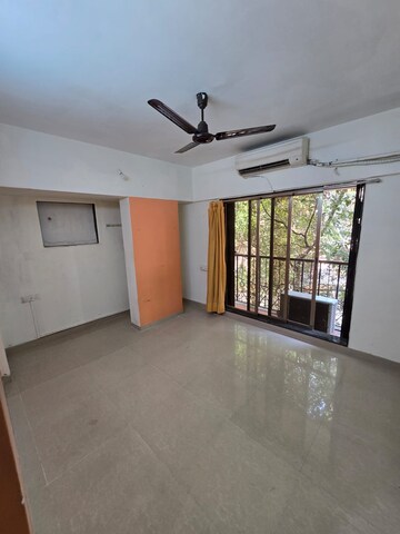 Room in 2 BHK Apartment at Windermere CHS Andheri West, Andheri West – for Rent