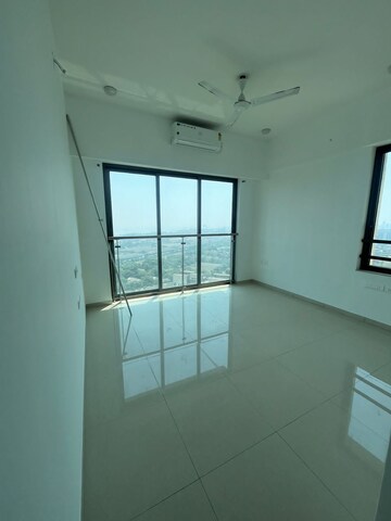 Room in 2 BHK Apartment at Piramal Aranya, Byculla – for Rent