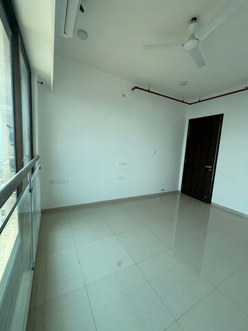 Room in 2 BHK Apartment at Piramal Aranya, Byculla – for Rent