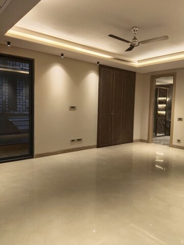 Room in 5 BHK Apartment at Niti Khand – for Sale